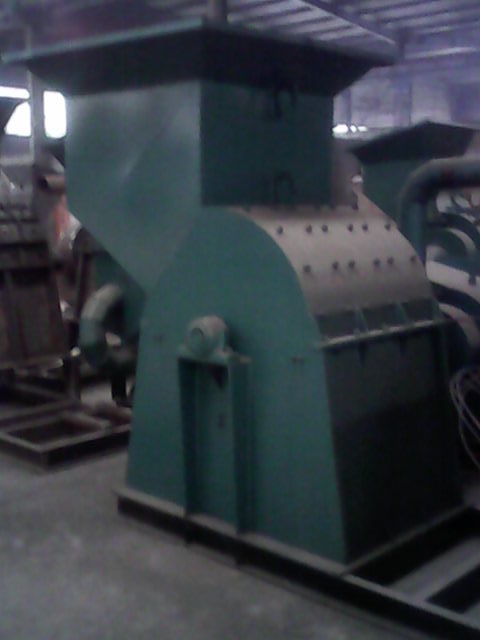 使物料经锤齿冲撞、摩擦