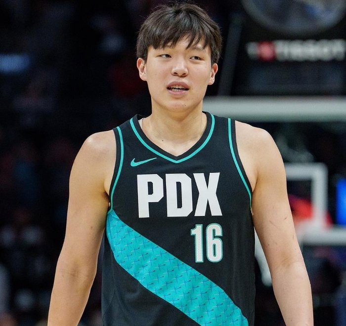 状元秀西蒙斯淡出赛场，富尔茨重返NBA赛场引热