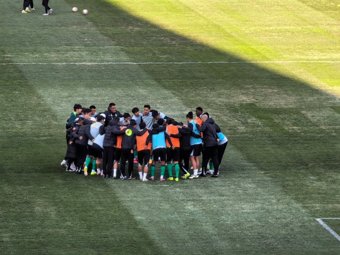 北京国安客场失利东北球迷反应两极大连球迷表