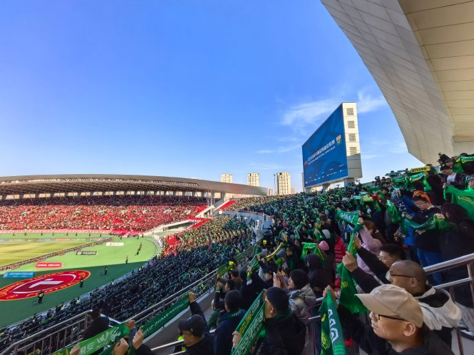 北京国安客场失利东北球迷反应两极大连球迷表