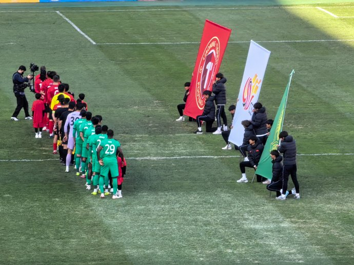 北京国安客场失利东北球迷反应两极大连球迷表